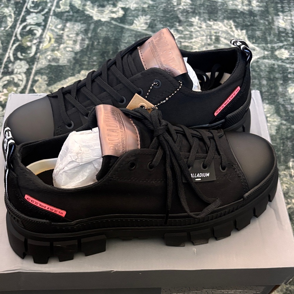 Palladium Men's Black and Pink Sneakers